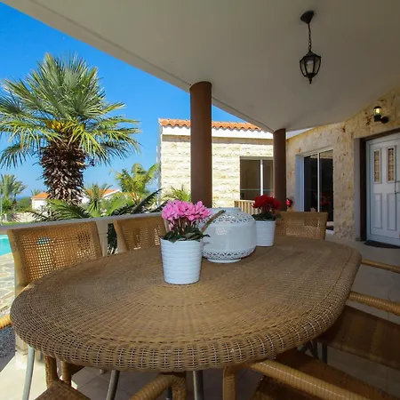 Villa Theos Club *