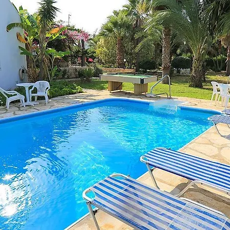 Villa Theos Club *