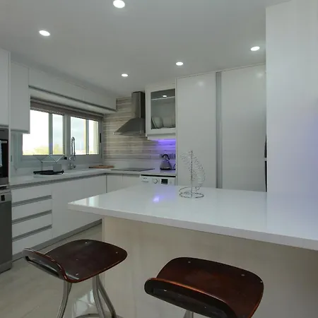 Theos Club 폴리스