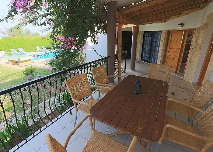 Theos Club Vila Polis